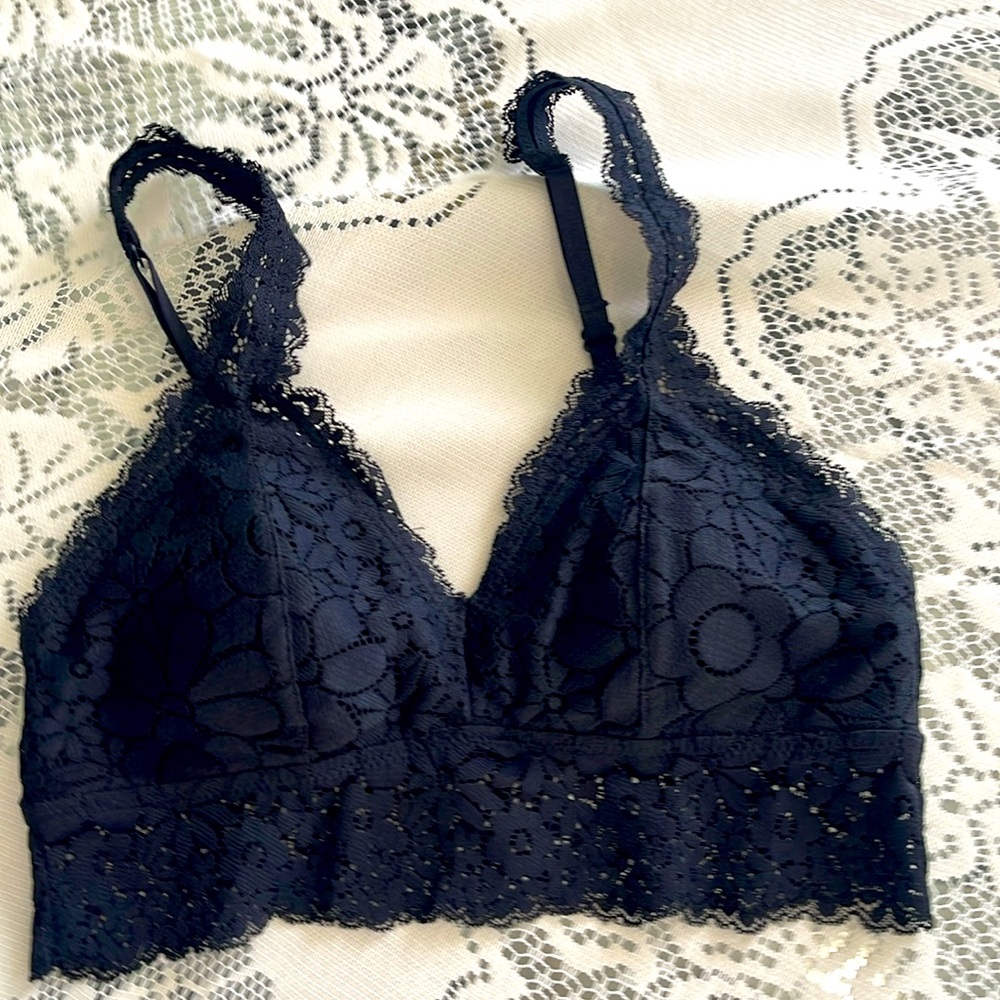 Elegant Black Lace Bralette - Picture 9 of 9
